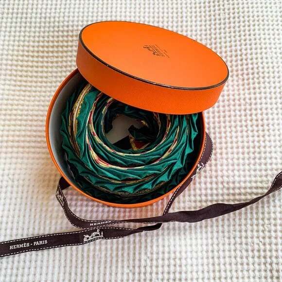 Hermès Carré 90 Pleated Feux de Route NWOT - Picture 6 of 6